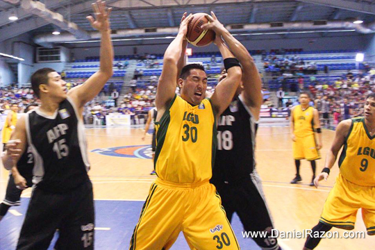 LGU’s big man, San Juan Vice Mayor Francis Zamora (center), battles under the rim against AFP’s big men in their match last Sunday. Zamora will again man the frontline on Sunday as they face DOJ. (Rodel Lumiares | Photoville International)